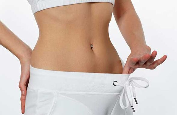 Barriga apretada dunha nena delgada